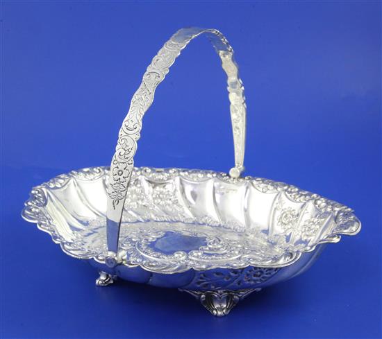 A late Victorian silver oval cake basket, 17.5 oz.